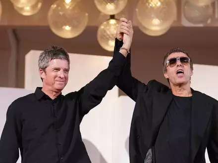 Oasis nutzte in Venedig nicht den offiziellen Weg zum roten Teppich - stattdessen kamen die Musiker heimlich über einen Seiteneingang. - Foto: Alessandra Tarantino/Invision/AP/dpa