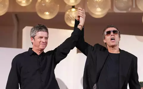 Oasis nutzte in Venedig nicht den offiziellen Weg zum roten Teppich - stattdessen kamen die Musiker heimlich über einen Seiteneingang. - Foto: Alessandra Tarantino/Invision/AP/dpa