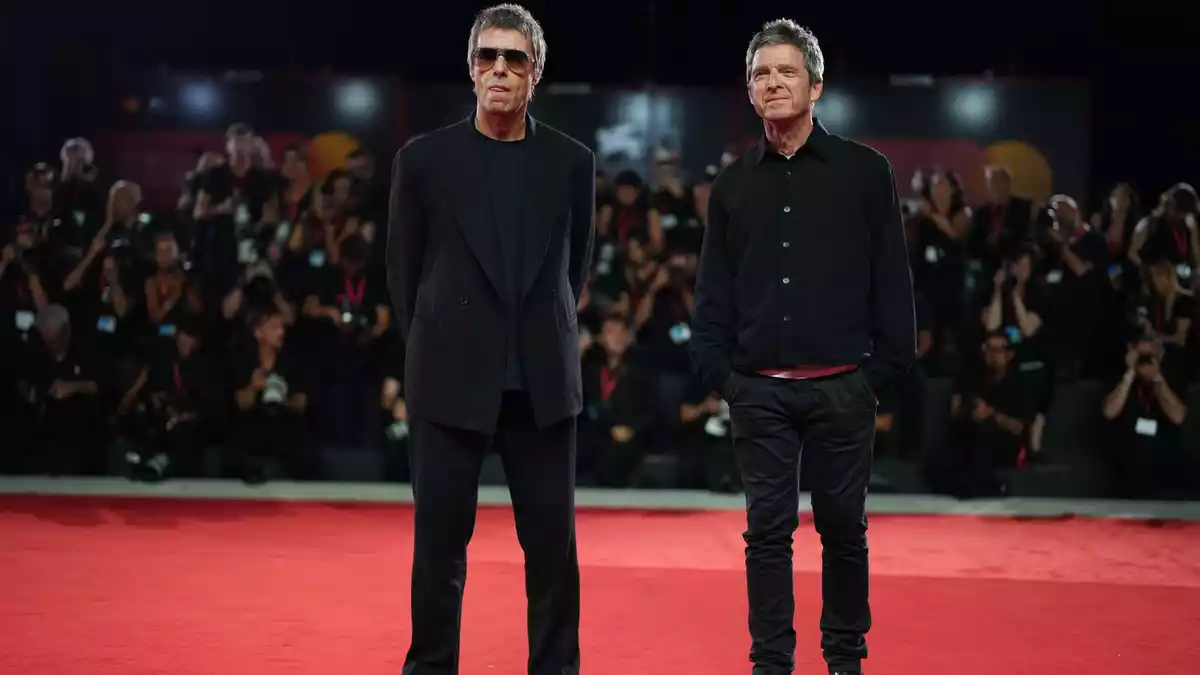Wieder zusammen: Liam und Noel. - Bild: Scott A Garfitt/Invision/AP/dpa