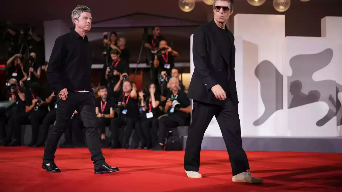 Auf dem Weg zu ihren Hunderten Fans am Rand des Teppichs. - Bild: Alessandra Tarantino/Invision/AP/dpa