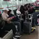 Viele Reisende mussten sich aufgrund gestrichener Flüge gedulden oder umplanen. - Bild: Tatan Syuflana/AP/dpa