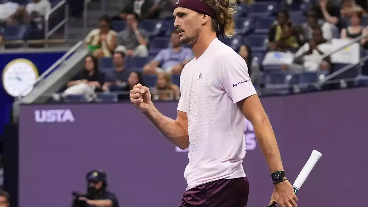Alexander Zverev bejubelt den Achtelfinaleinzug.  - Bild: Frank Franklin II/AP/dpa