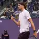 Alexander Zverev bejubelt den Achtelfinaleinzug.  - Bild: Frank Franklin II/AP/dpa