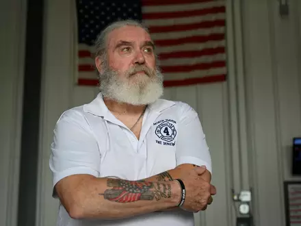 Achtmal hat sich Curt Andrews schon Hautkrebs entfernen lassen müssen - an den Stellen seines Körpers, die vor 25 Jahren dem Staub ausgesetzt waren, den die Anschläge auf die Türme des World Trade Centers verursacht haben.  - Foto: Anne Pollmann/dpa