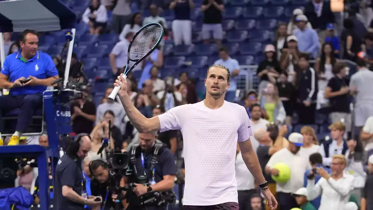 Alexander Zverev bedankt sich bei den Fans.  - Bild: Frank Franklin II/AP/dpa