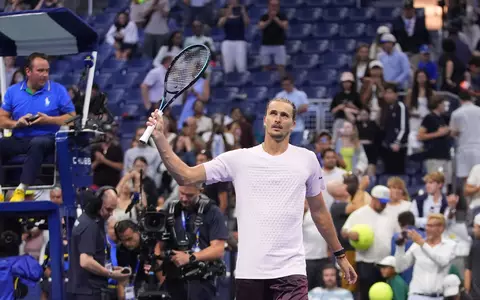Alexander Zverev bedankt sich bei den Fans.  - Foto: Frank Franklin II/AP/dpa