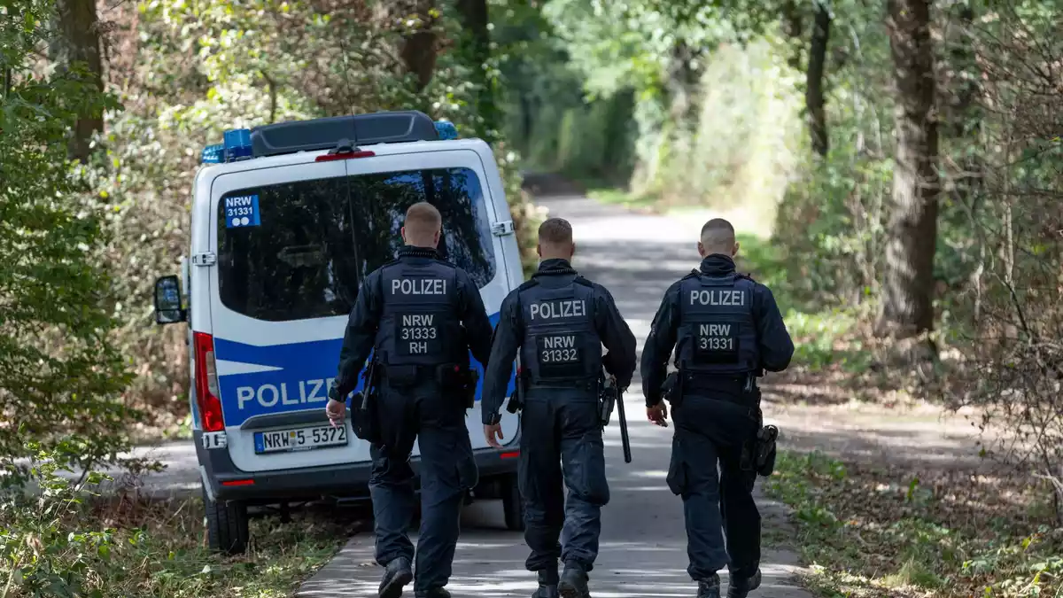 Die Polizei geht Hinweisen aus der Bevölkerung nach. - Bild: Jan Ohmen/dpa