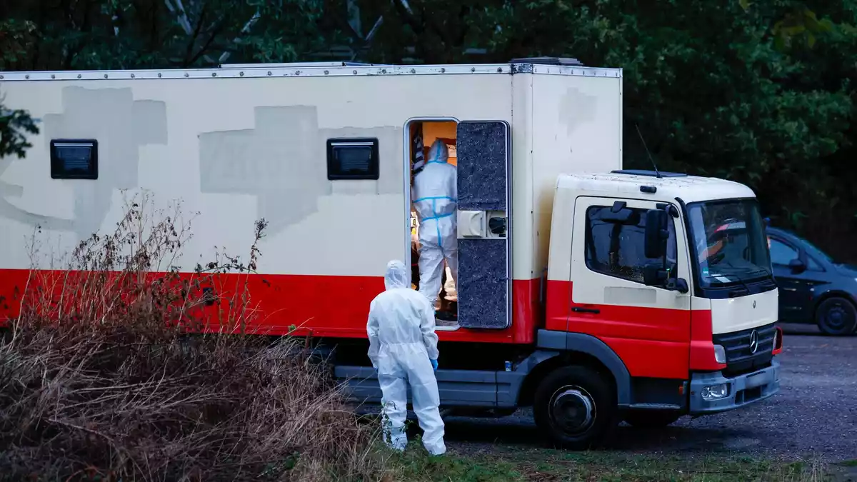 Am Freitag stürmte ein Spezialeinsatzkommando in Niederzier am Tagebau Hambach einen Lastwagen, der dem Gesuchten gehören soll. - Bild: Thomas Banneyer/dpa