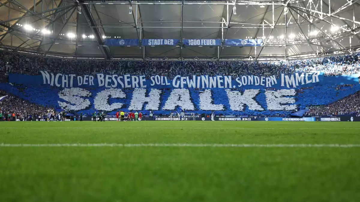 Die Schalker Anhänger feierten das erste Heimspiel nach der Rückkehr ins Fußball-Oberhaus mit einer großen Choreographie. - Bild: Fabian Strauch/dpa