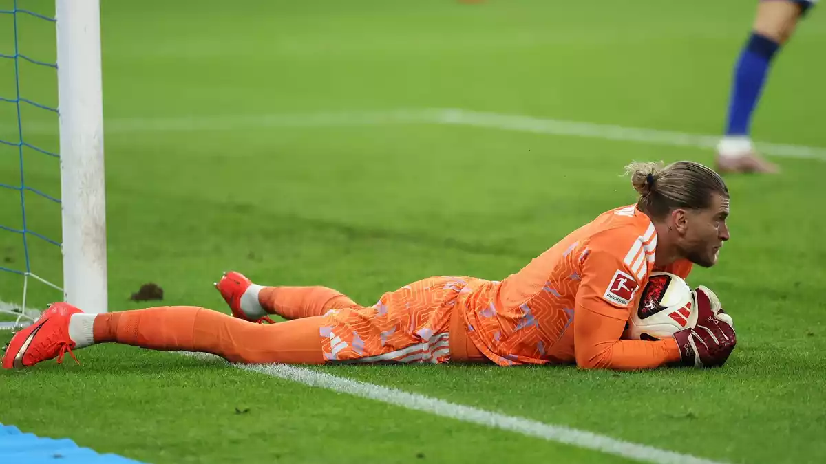 Sicherte den Schalker Heimpunkt gegen den FC Bayern: Torwart Loris Karius.  - Bild: Fabian Strauch/dpa