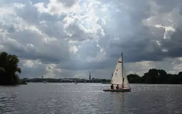 Wechselhaftes Wetter mit Sonne, Schauern und mancherorts auch Gewittern bringt die neue Woche. (Symbolbild) - Foto: David Hammersen/dpa
