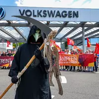 Protestaktion vor dem Werkstor von Volkswagen in Zwickau. Tausende Beschäftigte von VW und seinen Zulieferern in der Region sorgen sich um die Zukunft ihrer Jobs. (Archivbild) - Foto: Jan Woitas/dpa