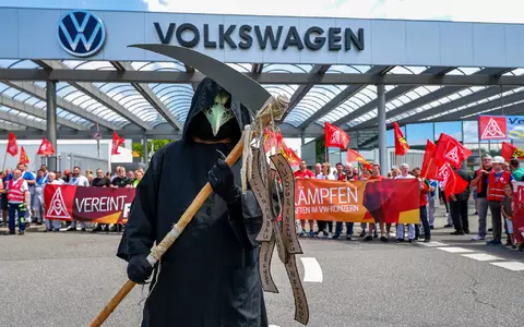 Protestaktion vor dem Werkstor von Volkswagen in Zwickau. Tausende Beschäftigte von VW und seinen Zulieferern in der Region sorgen sich um die Zukunft ihrer Jobs. (Archivbild) - Foto: Jan Woitas/dpa