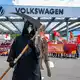 Protestaktion vor dem Werkstor von Volkswagen in Zwickau. Tausende Beschäftigte von VW und seinen Zulieferern in der Region sorgen sich um die Zukunft ihrer Jobs. (Archivbild) - Bild: Jan Woitas/dpa