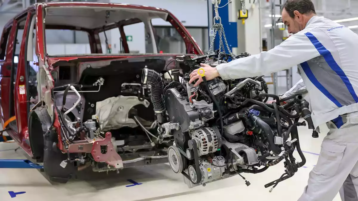 Demontage und Recycling von Altfahrzeugen wird als neues Standbein für das Zwickauer VW-Werk aufgebaut. Allerdings bietet dieser Bereich auf absehbare Zeit nur einem Bruchteil der bisherigen Beschäftigten Arbeit. (Archivbild) - Bild: Jan Woitas/dpa