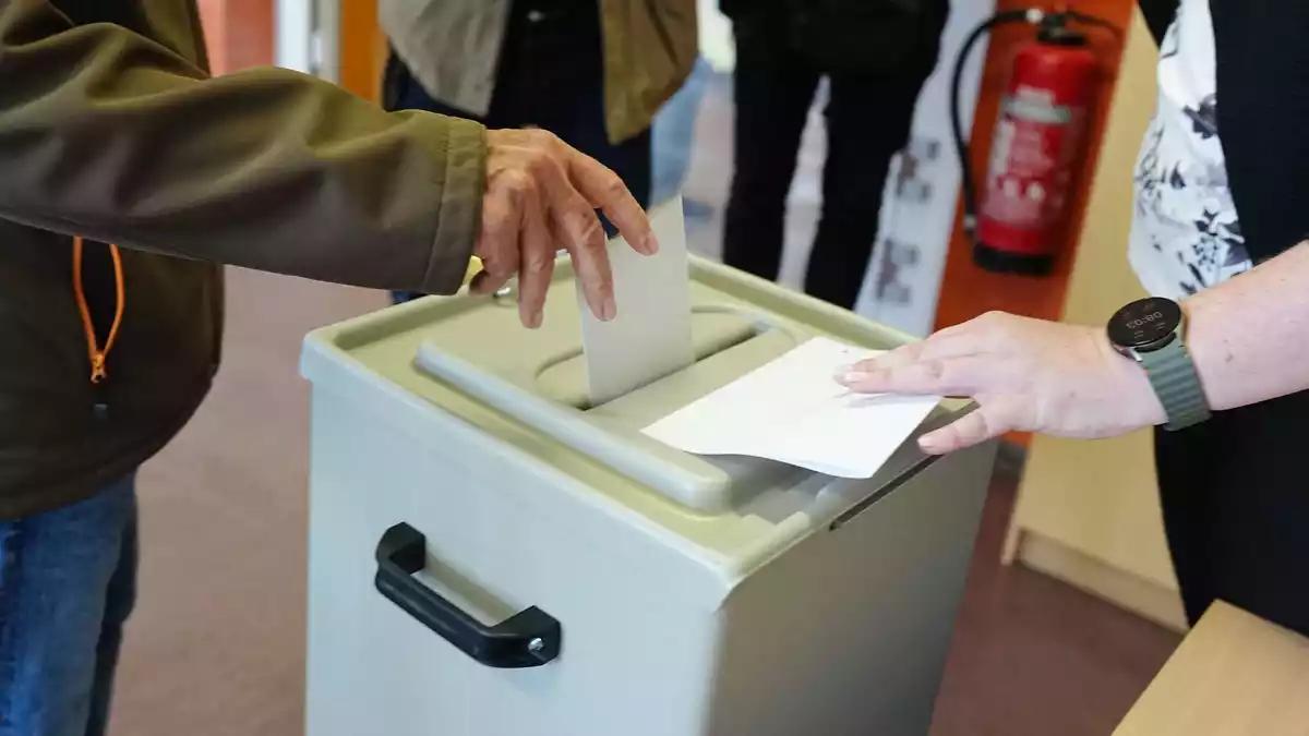 Ein Wähler wirft seinen gefalteten Stimmzettel in die Wahlurne in einem Wahllokal. - Bild: Kay Nietfeld/dpa