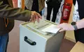 Ein Wähler wirft seinen gefalteten Stimmzettel in die Wahlurne in einem Wahllokal. - Foto: Kay Nietfeld/dpa