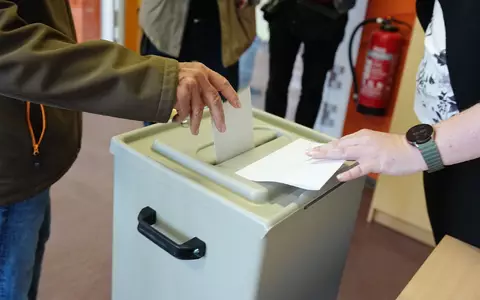 Ein Wähler wirft seinen gefalteten Stimmzettel in die Wahlurne in einem Wahllokal. - Foto: Kay Nietfeld/dpa