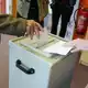 Ein Wähler wirft seinen gefalteten Stimmzettel in die Wahlurne in einem Wahllokal. - Bild: Kay Nietfeld/dpa