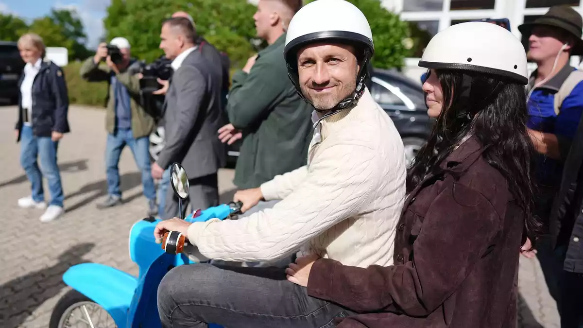 AfD-Spitzenkandidat Ulrich Siegmund und seine Ehefrau Julia fahren nach ihrer Stimmabgabe nahe dem Wahllokal auf einer Simson Schwalbe.  - Bild: Kay Nietfeld/dpa