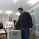 Ministerpräsident Sven Schulze wählt in Magdeburg gemeinsam mit seiner Ehefrau Kati.  - Bild: Klaus-Dietmar Gabbert/dpa