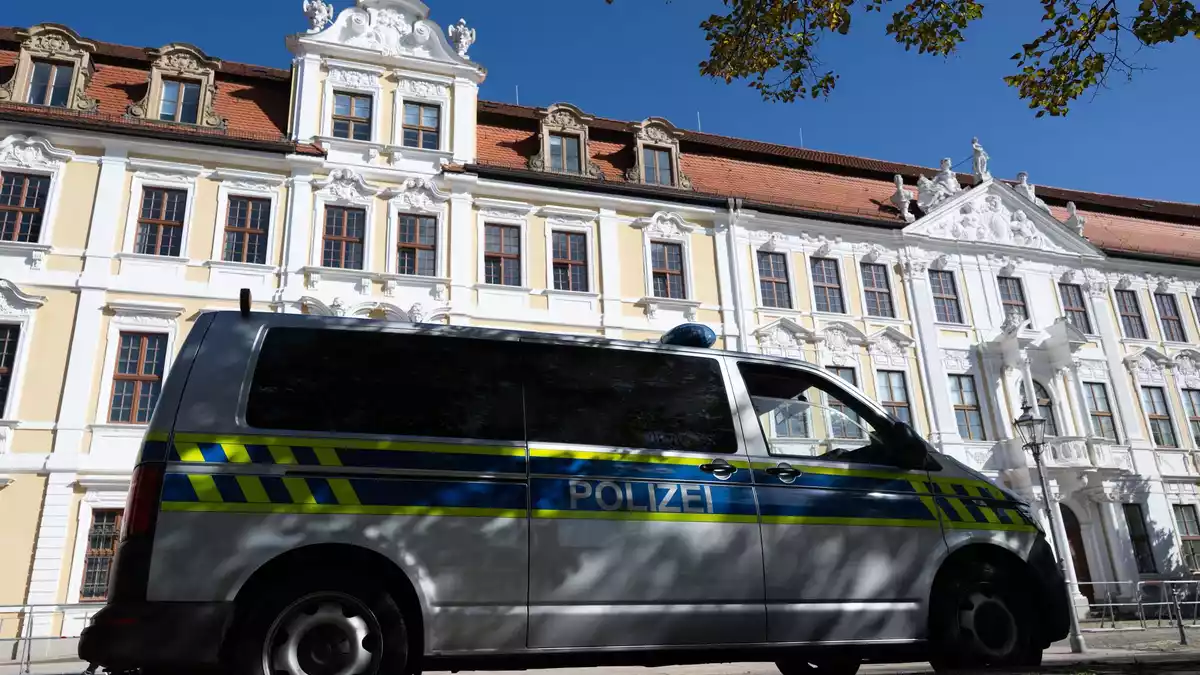 Ein Einsatzfahrzeug der Polizei steht vor dem Gebäude des Landtags von Sachsen-Anhalt. - Bild: Katharina Kausche/dpa