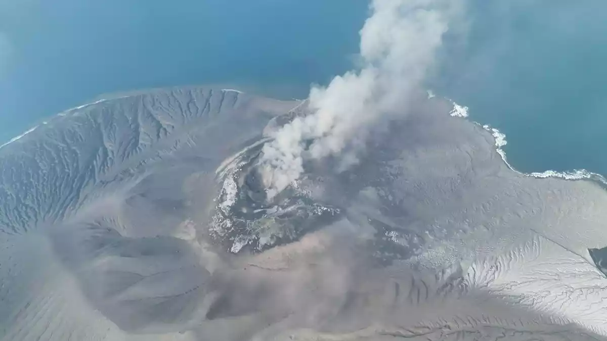 Auf einem Drohnenfoto ist zu sehen, wie der Vulkan Anak Krakatau Aschewolken ausstößt. - Bild: --/PVMBG via XinHua/dpa