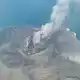 Auf einem Drohnenfoto ist zu sehen, wie der Vulkan Anak Krakatau Aschewolken ausstößt. - Bild: --/PVMBG via XinHua/dpa