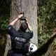 Auch mögliche Verstecke auf Bäumen werden geprüft. - Bild: Christoph Reichwein/dpa