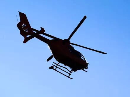 Auch ein Rettungshubschrauber war im Einsatz. (Symbolfoto)  - Foto: Julian Stratenschulte/dpa