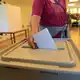 Eine Wählerin wirft in einem Wahllokal in Wernigerode ihren Stimmzettel in eine Wahlurne. - Bild: Matthias Bein/dpa