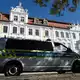 Ein Einsatzfahrzeug der Polizei steht vor dem Gebäude des Landtags von Sachsen-Anhalt. - Bild: Katharina Kausche/dpa