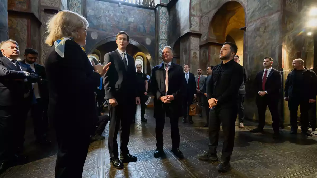 Selenskyj zeigte seinen Gästen die mittelalterliche Sophien-Kathedrale, ein Sinnbild der historischen Tradition der Ukraine. - Bild: Uncredited/Ukrainian Presidential Press Office via AP/dpa
