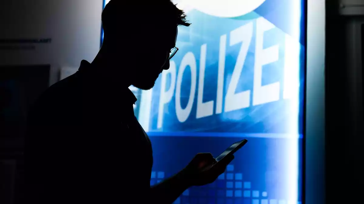 In Berlin koordiniert inzwischen eine zusätzliche Steuerungseinheit die Sichtung und Bewertung der Daten. (Symbolbild) - Bild: Julian Stratenschulte/dpa