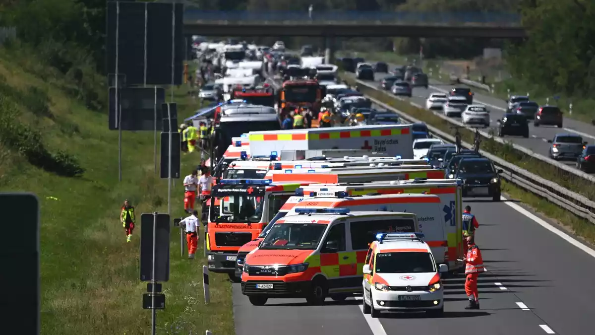 20 Menschen wurden nach Polizeiangaben verletzt. - Bild: Markus Zechbauer/zema-medien.de/dpa