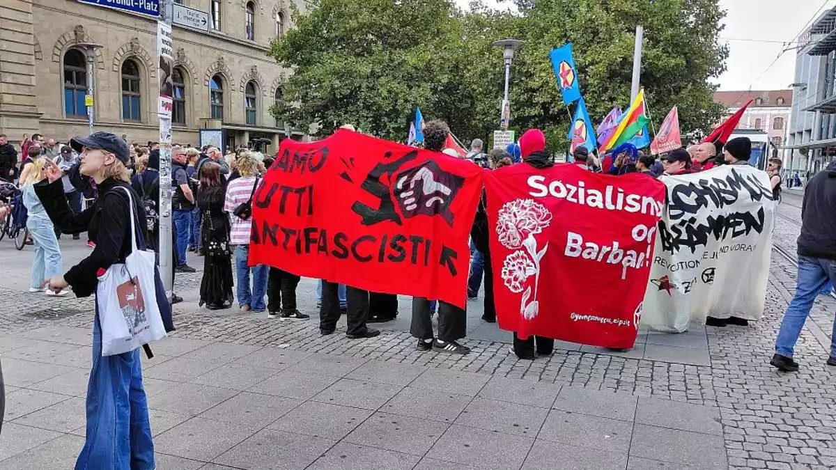 Linke Demonstranten versammeln sich am Magdeburger Hauptbahnhof