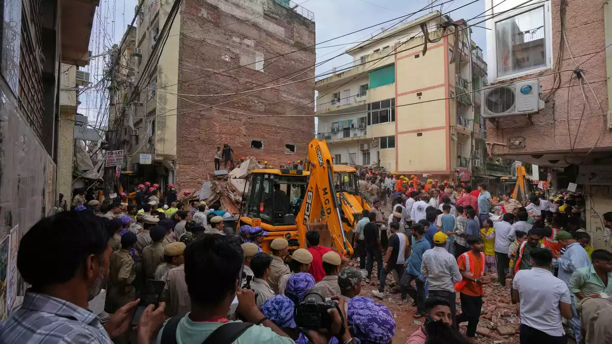 Rettungskräfte suchen in Neu-Delhi unter den Trümmern eines eingestürzten Gebäudes nach Überlebenden. - Bild: Rajesh Kumar Singh/AP/dpa