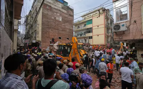 Rettungskräfte suchen in Neu-Delhi unter den Trümmern eines eingestürzten Gebäudes nach Überlebenden. - Foto: Rajesh Kumar Singh/AP/dpa