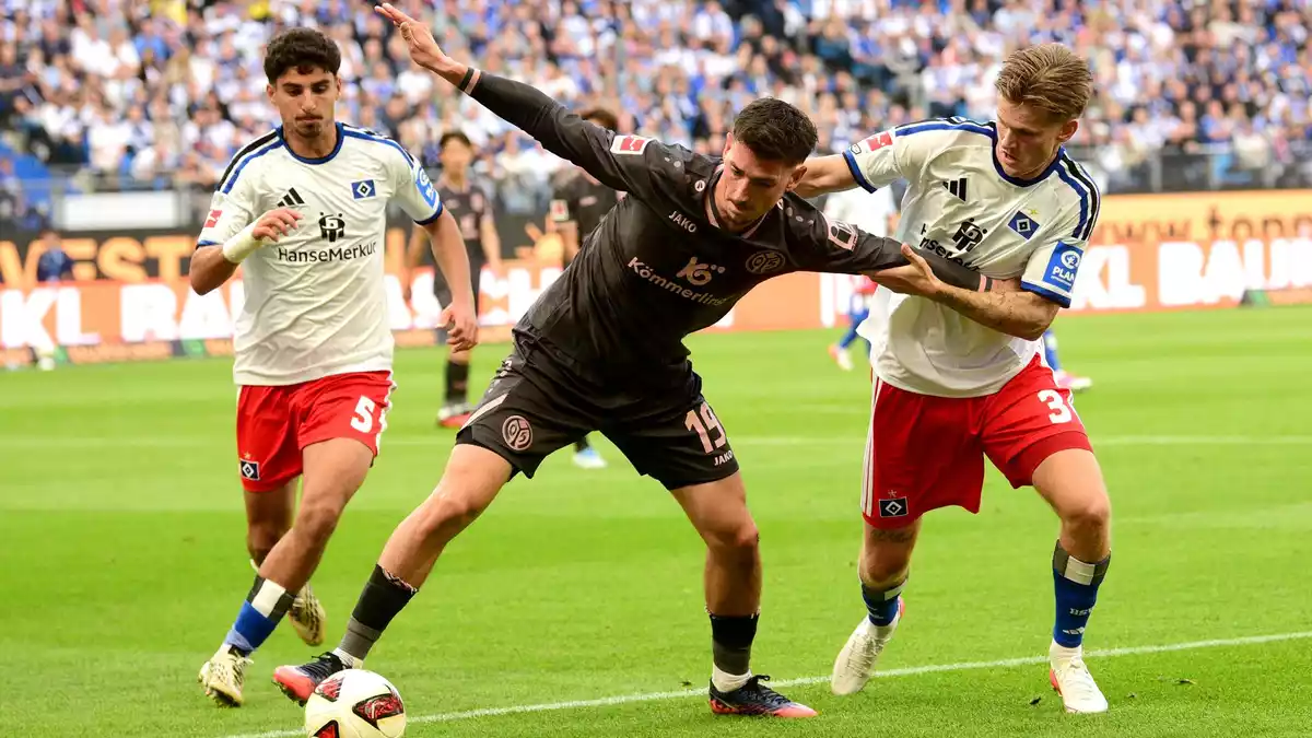 Die HSV-Spieler hatten meist das Nachsehen gegen die Mainzer Gäste. - Bild: Daniel Bockwoldt/dpa
