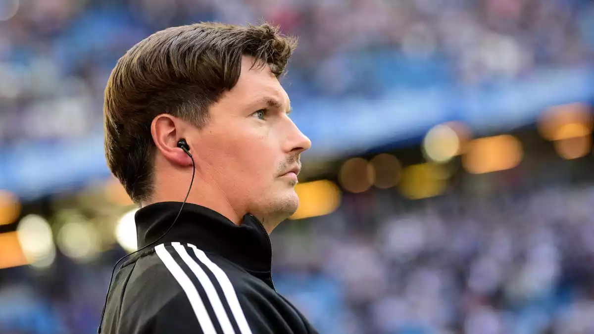 Muss sich nach zwei Niederlagen zum Saisonbeginn Gedanken machen: HSV-Trainer Merlin Polzin. - Bild: Daniel Bockwoldt/dpa