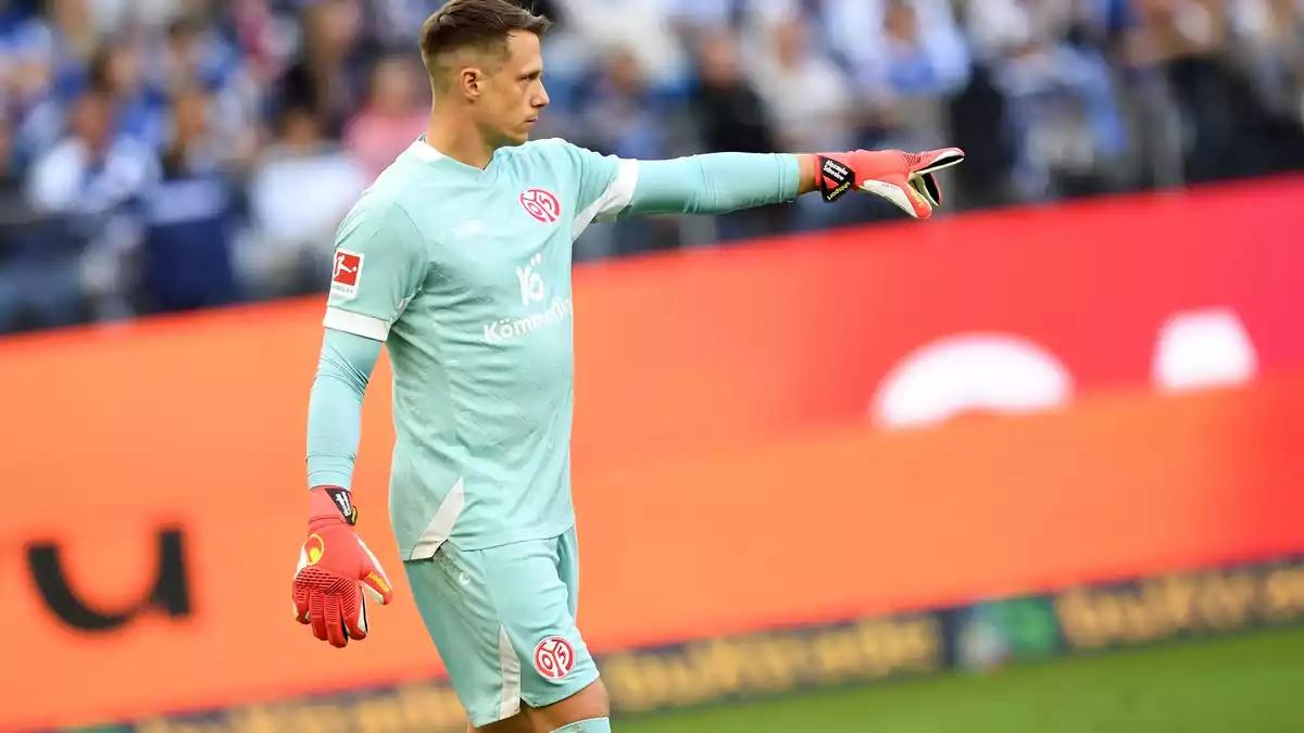 Hatte einen weitgehend ruhigen Nachmittag: Mainz-Torwart Alexander Schwolow.   - Bild: Daniel Bockwoldt/dpa