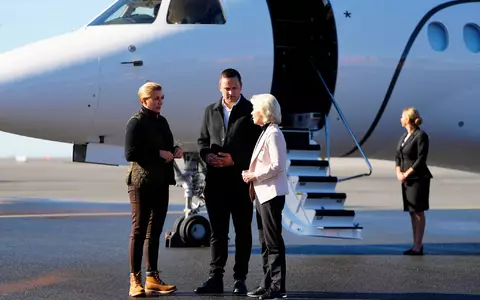 Ist bis Montag zu Gast in Grönland: EU-Kommissionspräsidentin Ursula von der Leyen (r). - Foto: Mads Claus Rasmussen/Ritzau Scanpix Foto/AP/dpa