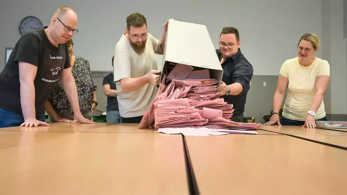 Die Wahllokale haben um 18 Uhr geschlossen, die Auszählung beginnt. - Bild: Heiko Rebsch/dpa