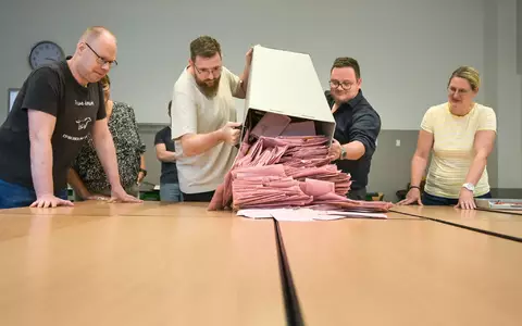 Die Wahllokale haben um 18 Uhr geschlossen, die Auszählung beginnt. - Foto: Heiko Rebsch/dpa