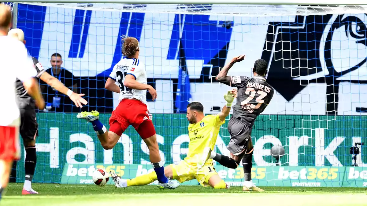 Brachte Mainz 05 in Führung: Sheraldo Becker (r). - Bild: Daniel Bockwoldt/dpa
