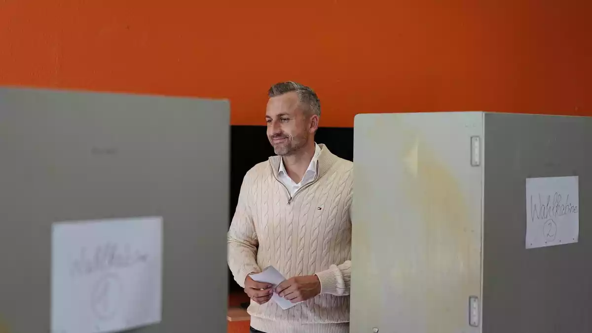 AfD-Spitzenkandidat Ulrich Siegmund wählte in Tangermünde. - Bild: Kay Nietfeld/dpa
