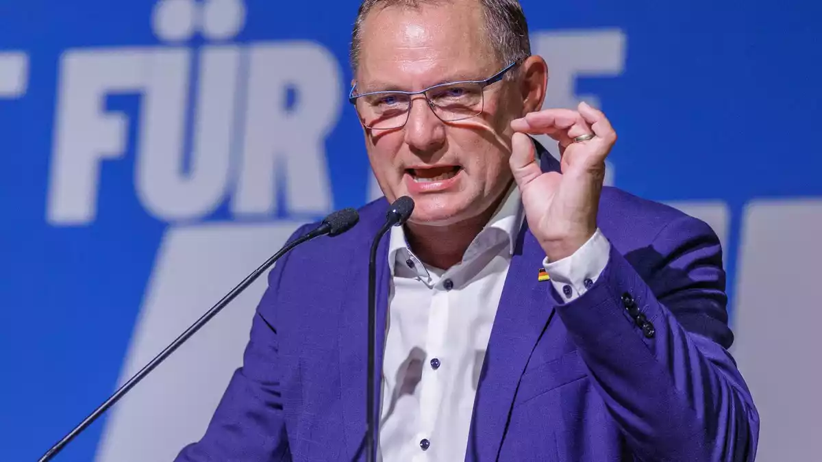 AfD-Chef Tino Chrupalla spricht von einer blauen Welle und setzt auf steigenden AfD-Zuspruch auf Bundesebene (Archivbild) - Bild: Jens Büttner/dpa