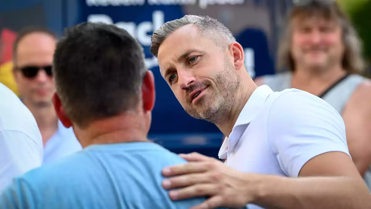 Egal, wo Ulrich Siegmund (AfD) im Wahlkampf hinkam – Hunderte Menschen wollten bei den Terminen ein Foto mit dem AfD-Politiker machen. (Archivbild) - Bild: Heiko Rebsch/dpa