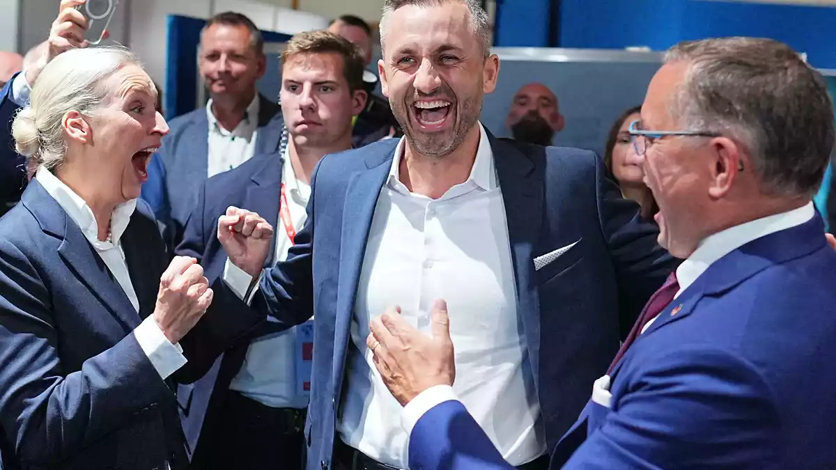 Jubel bei der AfD: Mit Spitzenkandidat Ulrich Siegmund lässt sie die CDU in Sachsen-Anhalt weit hinter sich. - Bild: Michael Kappeler/dpa