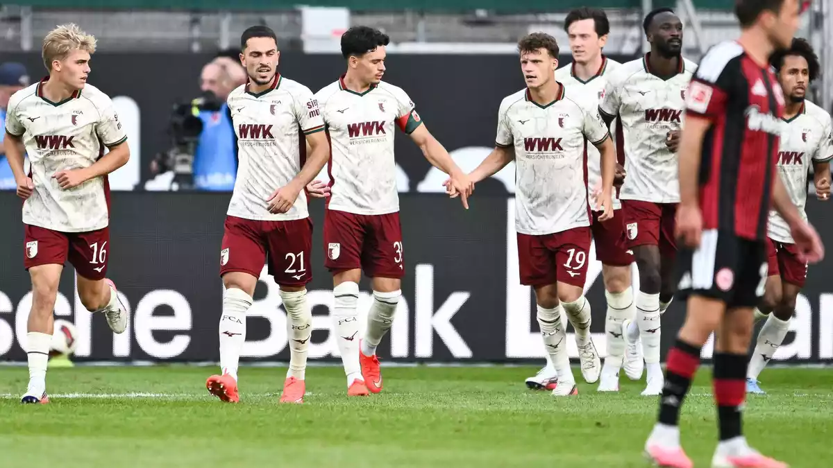 Der FC Augsburg bejubelte in Frankfurt den zweiten Saisonsieg. - Bild: Florian Wiegand/dpa